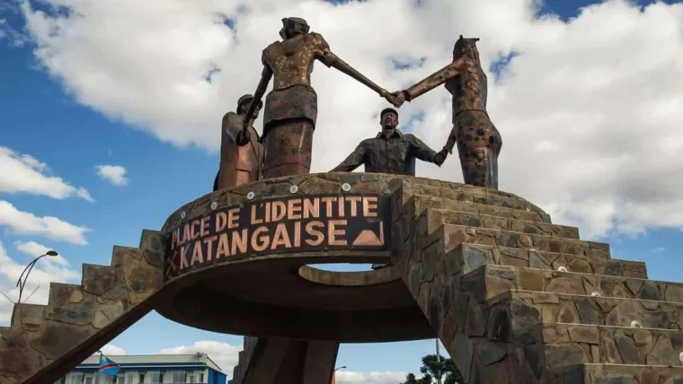 Monument de la Place de l’Identité Katangaise sous un vaste ciel bleu